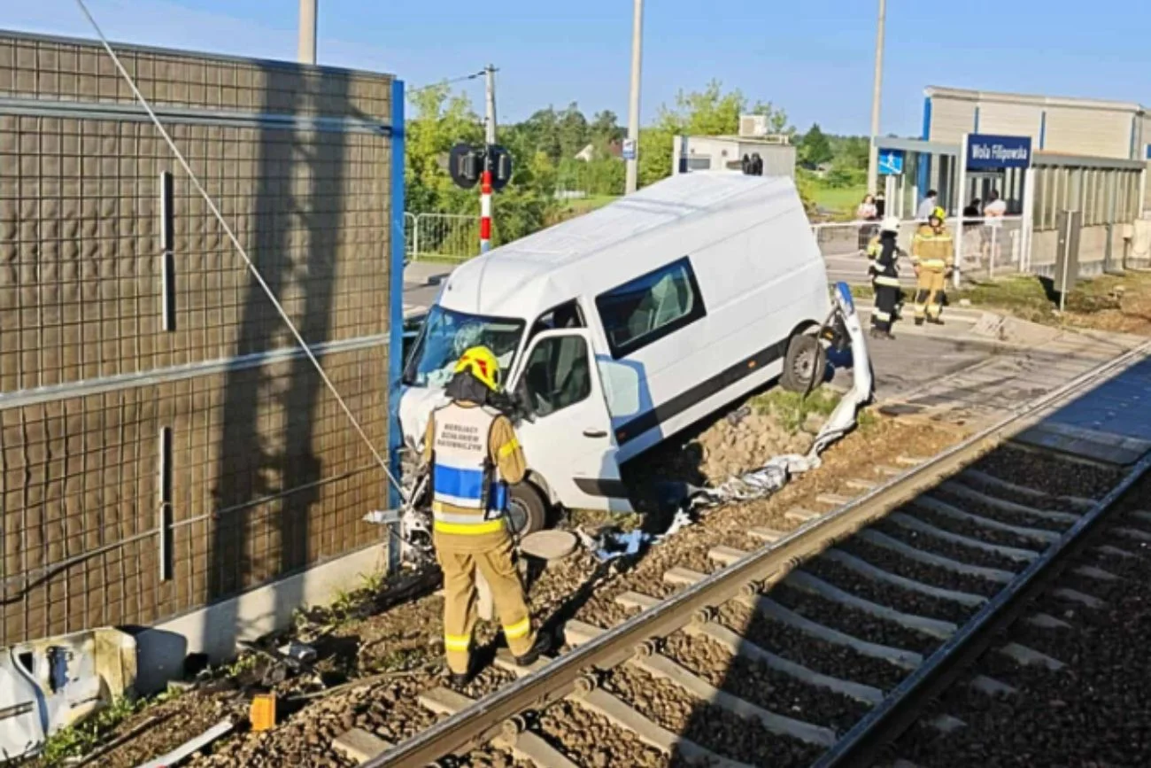 Koszmarny wypadek na torach. Zachowanie kierowcy busa naraziło 200 osób pociągu Wypadek na torach w Krzeszowicach. Bus dostawczy wjechał pod pociąg.