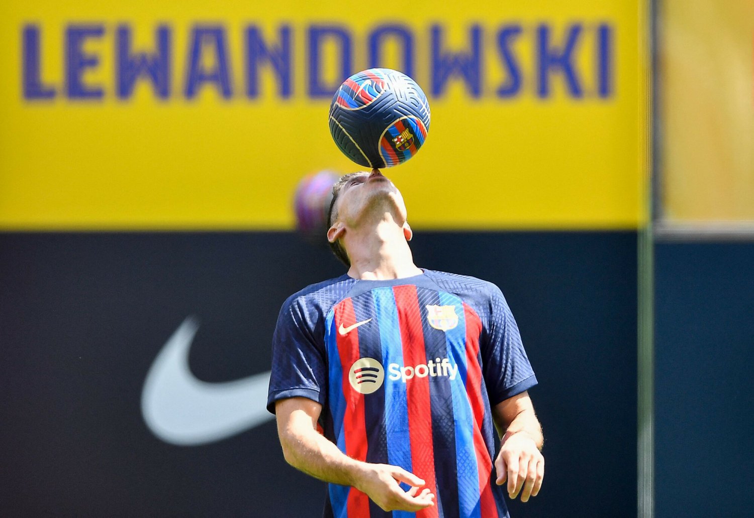 Drobny gest, który wprawił fanów w euforię. Robert Lewandowski pocałował piłkę