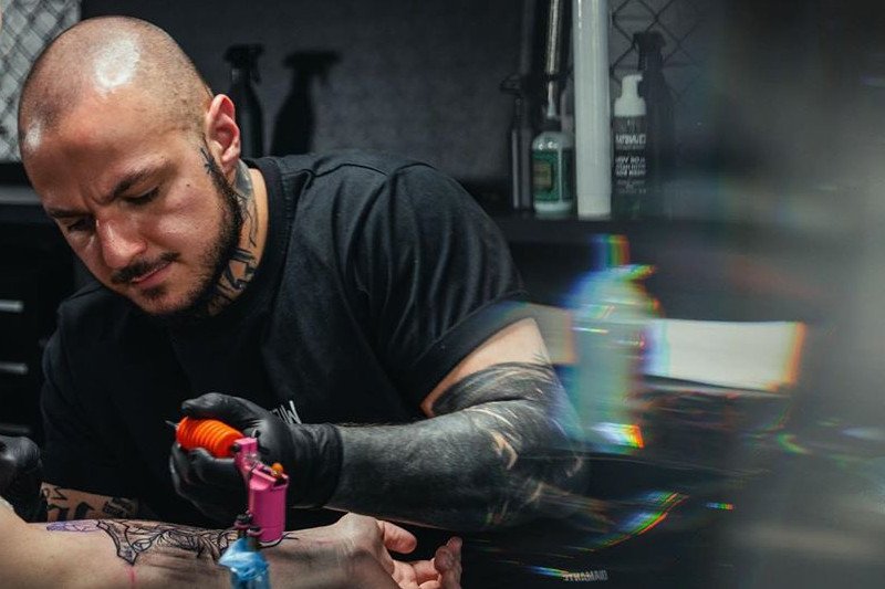 Wszyscy marzą o ich tatuażach. 12 najlepszych polskich tatuażystów |  