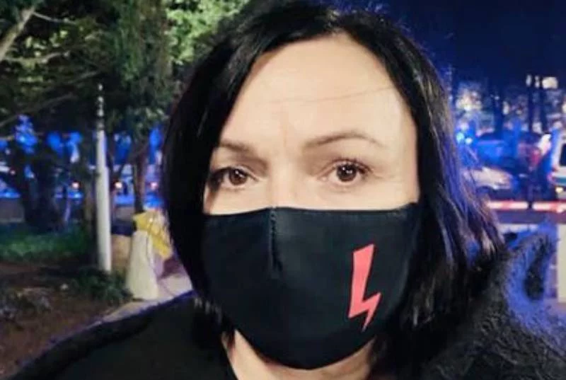Wielichowska ze zniszczoną przez policję legitymacją. Strajk Kobiet. Policja zniszczyła legitymacje posłanki Moniki Wielichowskiej.