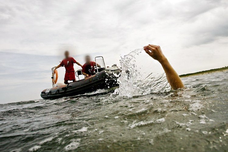 42-latek zaginął po tym, jak wszedł do Bałtyku przy plaży w Helu. Trwa jego akcja poszukiwawcza Zaginął 42-letni mężczyzna po tym, jak wszedł do Bałtyku przy plaży w Helu.