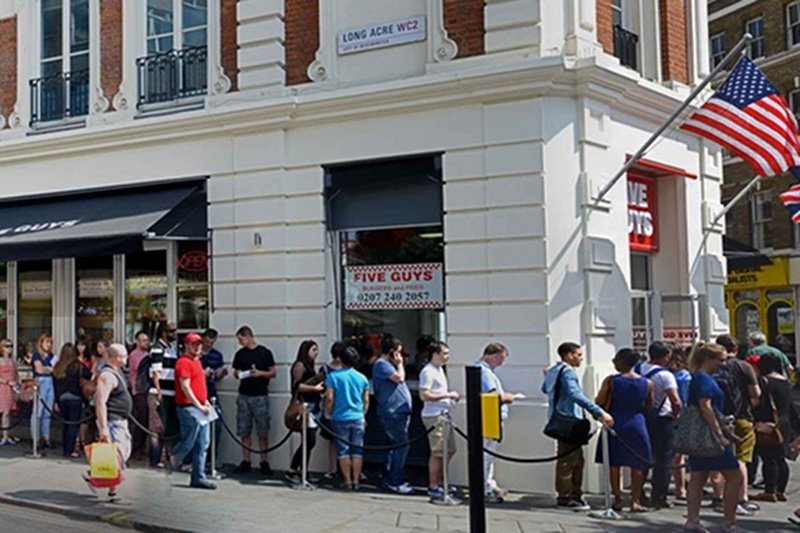Kolejka Londyńczyków po hamburgera w Five Guys