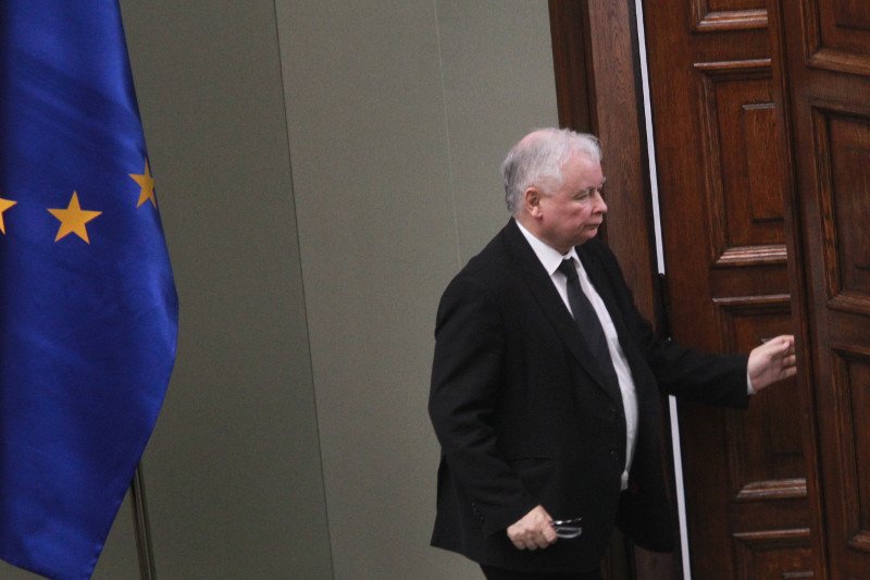 Jarosław Kaczyński daje większe szanse na zakończenie sporu Polski z Komisją Europejską niż to ocenia Mateusz Morawiecki.