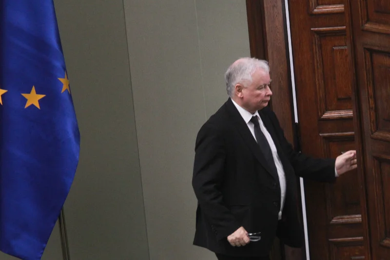 Jarosław Kaczyński daje większe szanse na zakończenie sporu Polski z Komisją Europejską niż to ocenia Mateusz Morawiecki.