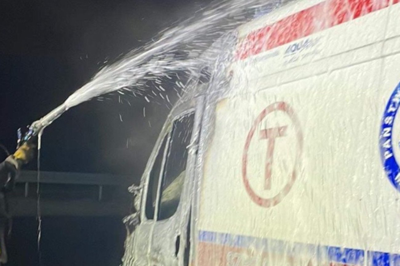 Podpalona karetka, która miała trafić do Ukrainy.