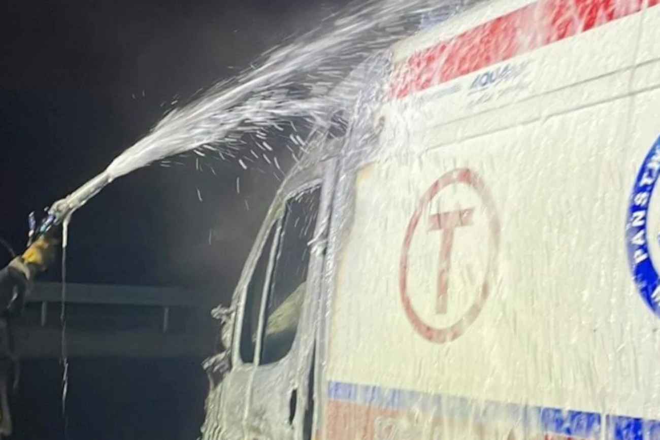 Podpalona karetka, która miała trafić do Ukrainy.