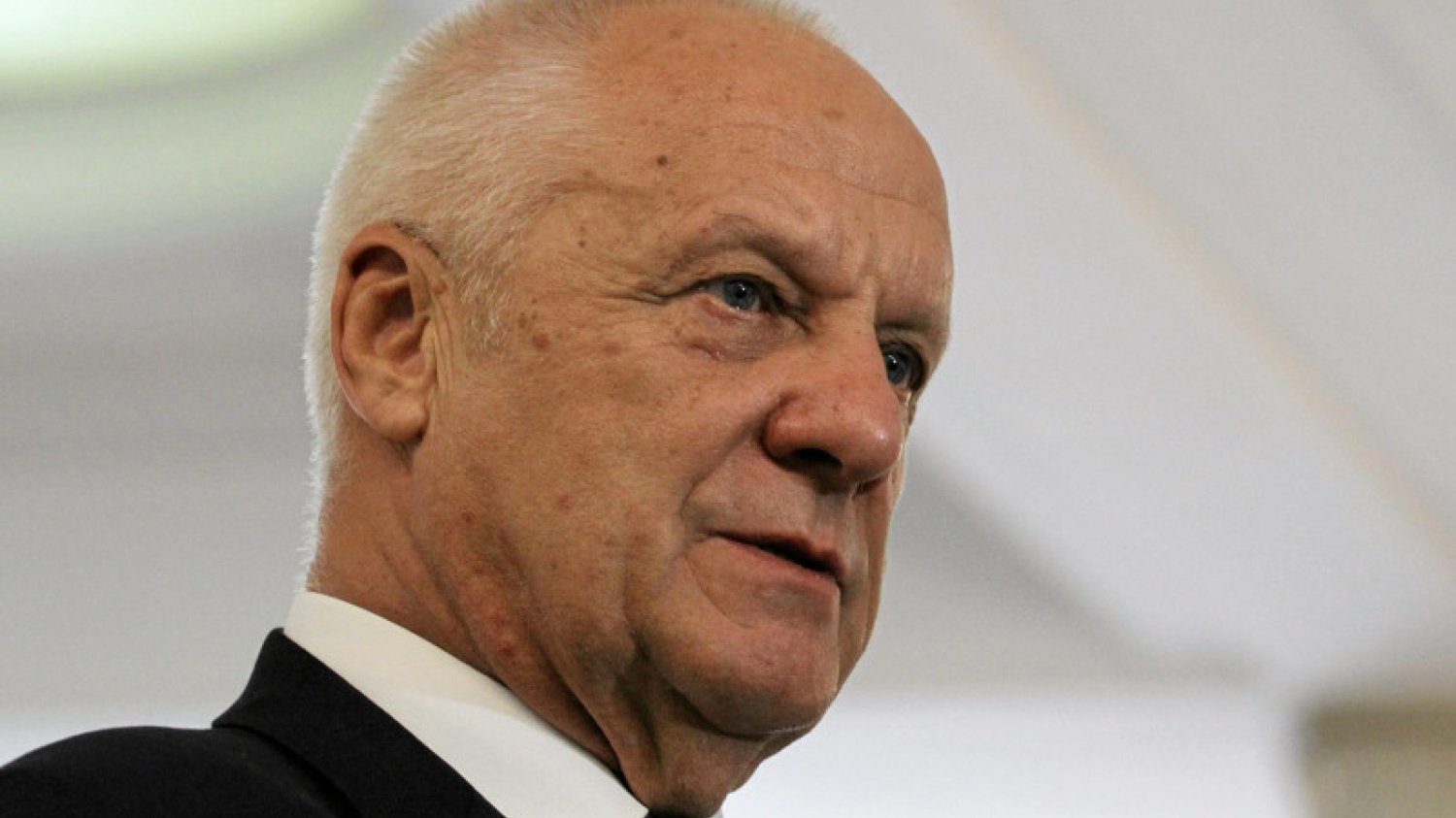 Stefan Niesiołowski mówi, że obecność biskupów w komitecie honorowym marszu PiS jest dla nich kompromitująca