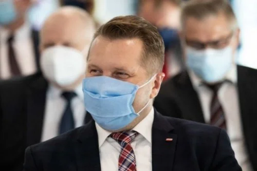 Kiedy dzieci wrócą do szkół? Minister Przemysław Czarnek wciąż nie udziela konkretnej odpowiedzi.