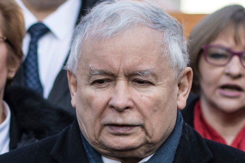 Jarosław Kaczyński wyszedł po długim pobycie z warszawskiego szpitala. To jednak nie koniec leczenia chorego stawu