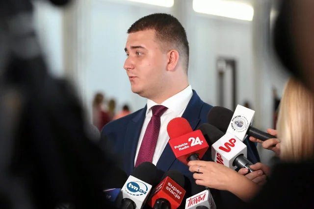 Bartłomiej Misiewicz został dziś uhonorowany zaszczytnym odznaczeniem z rak samego ministra MON.