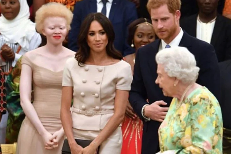 Mimo że księżna Sussexu budzi ostatnio największe zainteresowanie, tym razem uwagę internautów skradła tajemnicza piękność z drugiego rzędu. Kim jest?