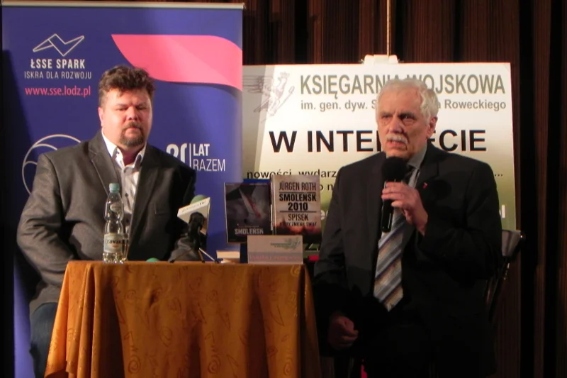 Por. Artur Wosztyl (po lewej) na spotkaniu z mieszkańcami Łodzi.