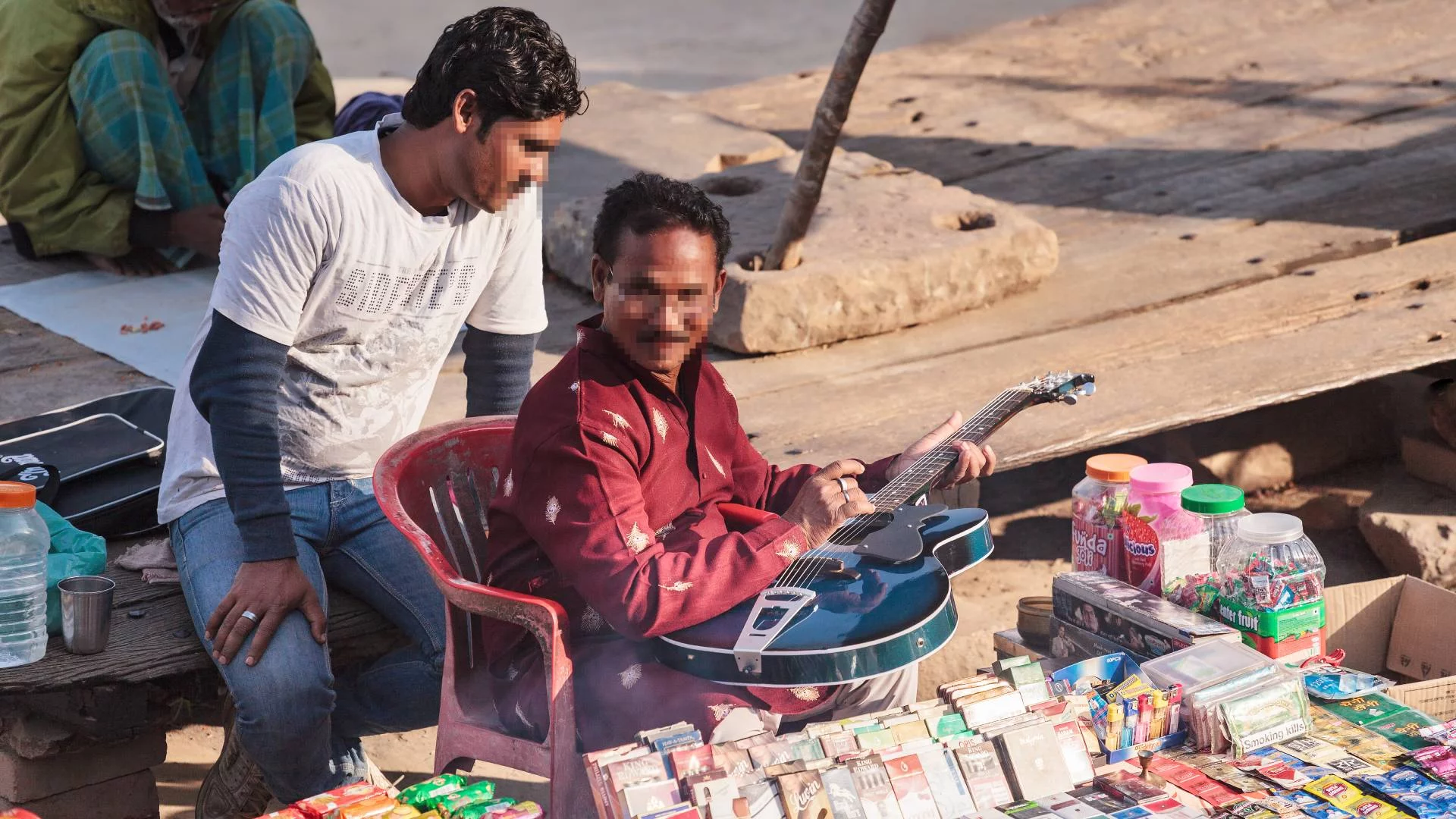 Sprzedawcy papierosów na bazarze.