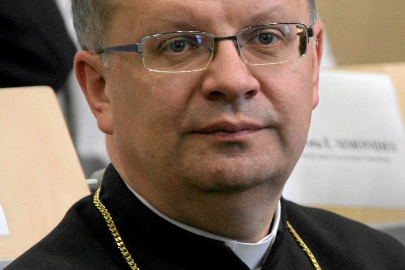 Biskup Andrzej Czaja z Opola krytykuje rząd PiS.