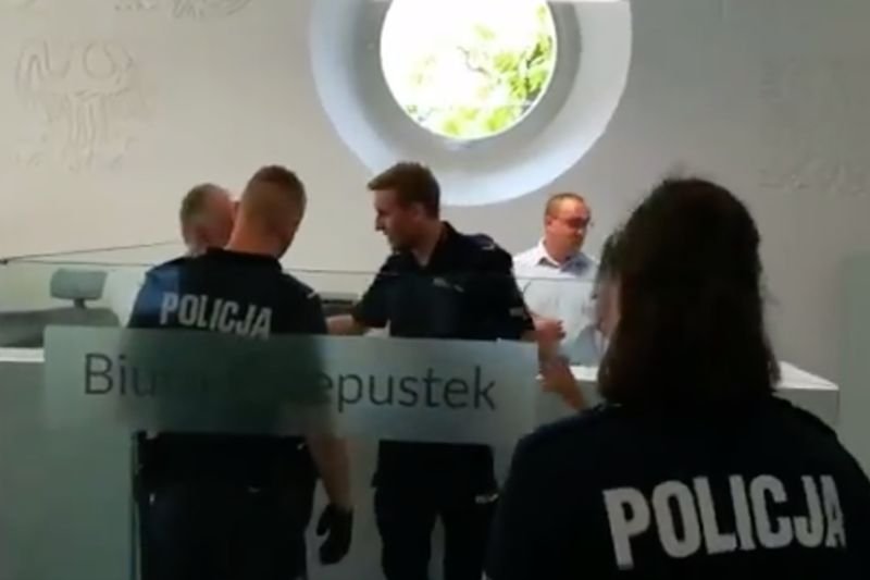 Nagranie uchwyciło moment kłótni posła z policjantami.