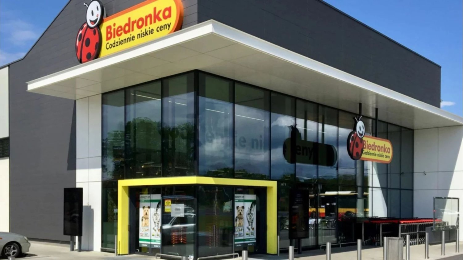 Biedronka podwaja kaucję w majówkę. Klienci oszaleją na punkcie tej promocji Biedronka, kaucja