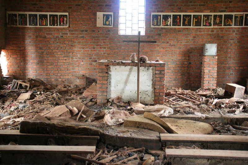 Ocaleni z ludobójstwa w Rwandzie obwiniają Kościół, że nie zrobił nic, by powstrzymać rzeź, a nawet pomagał zabójcom. A Kościół milczy na temat swojej działalności w Rwandzie.