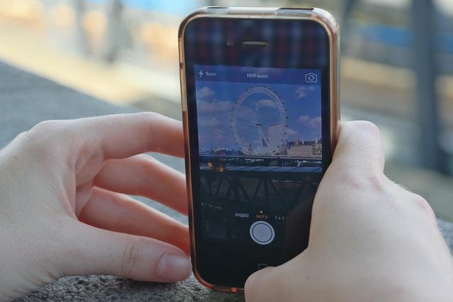 Czy nowe unijne prawo naprawdę ograniczy dostęp do serwisów społecznościowych młodzieży poniżej 16 roku życia?