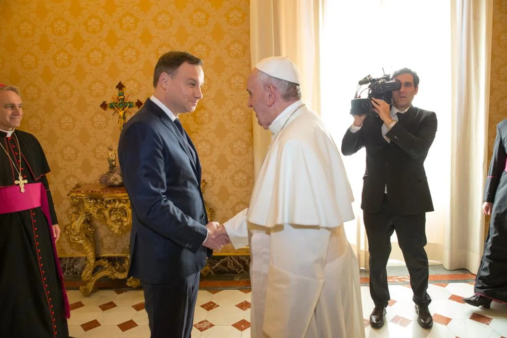 Andrzej Duda wita się z papieżem Franciszkiem