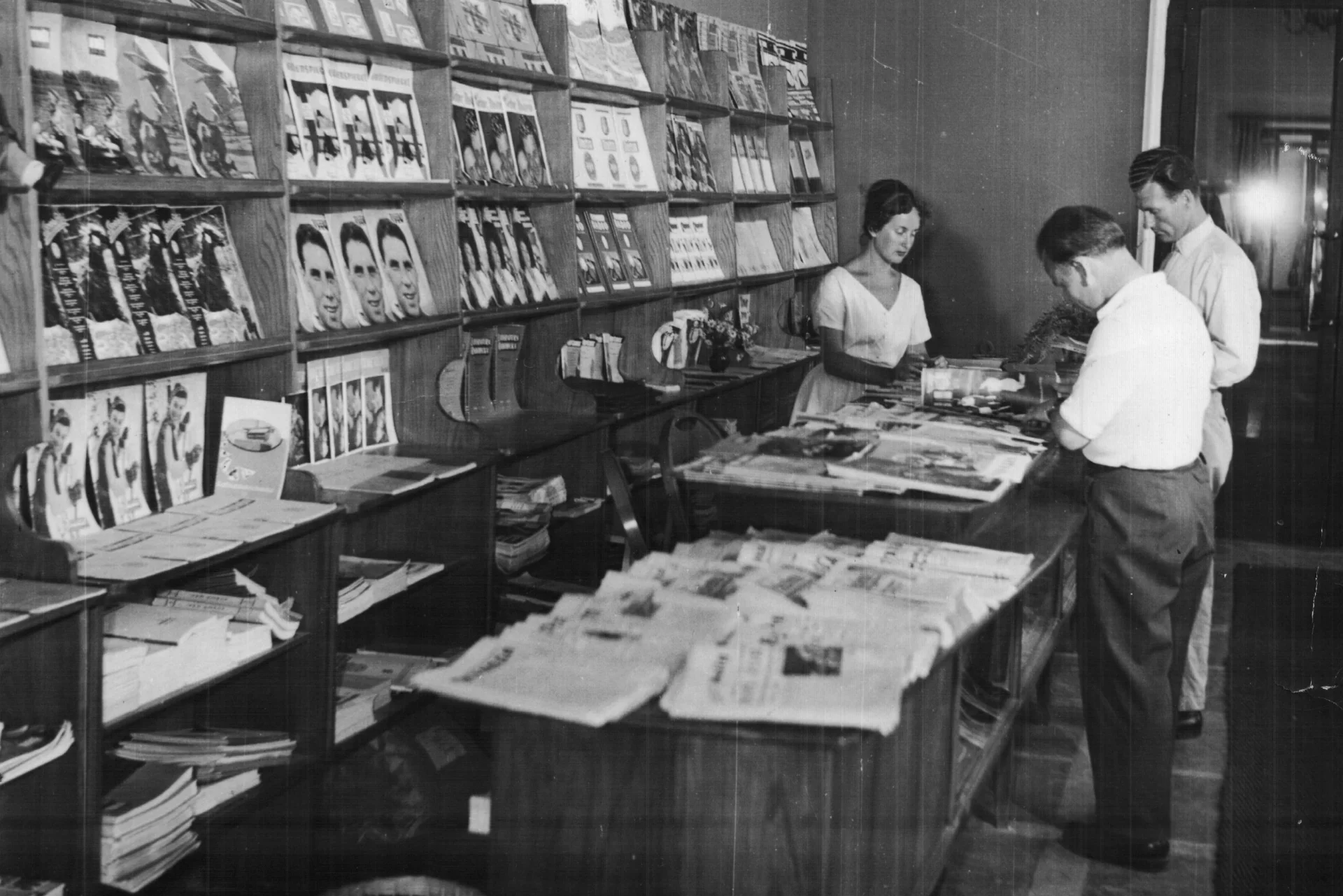 Czytelnia w krakowskiej Nowej Hucie, rok 1954