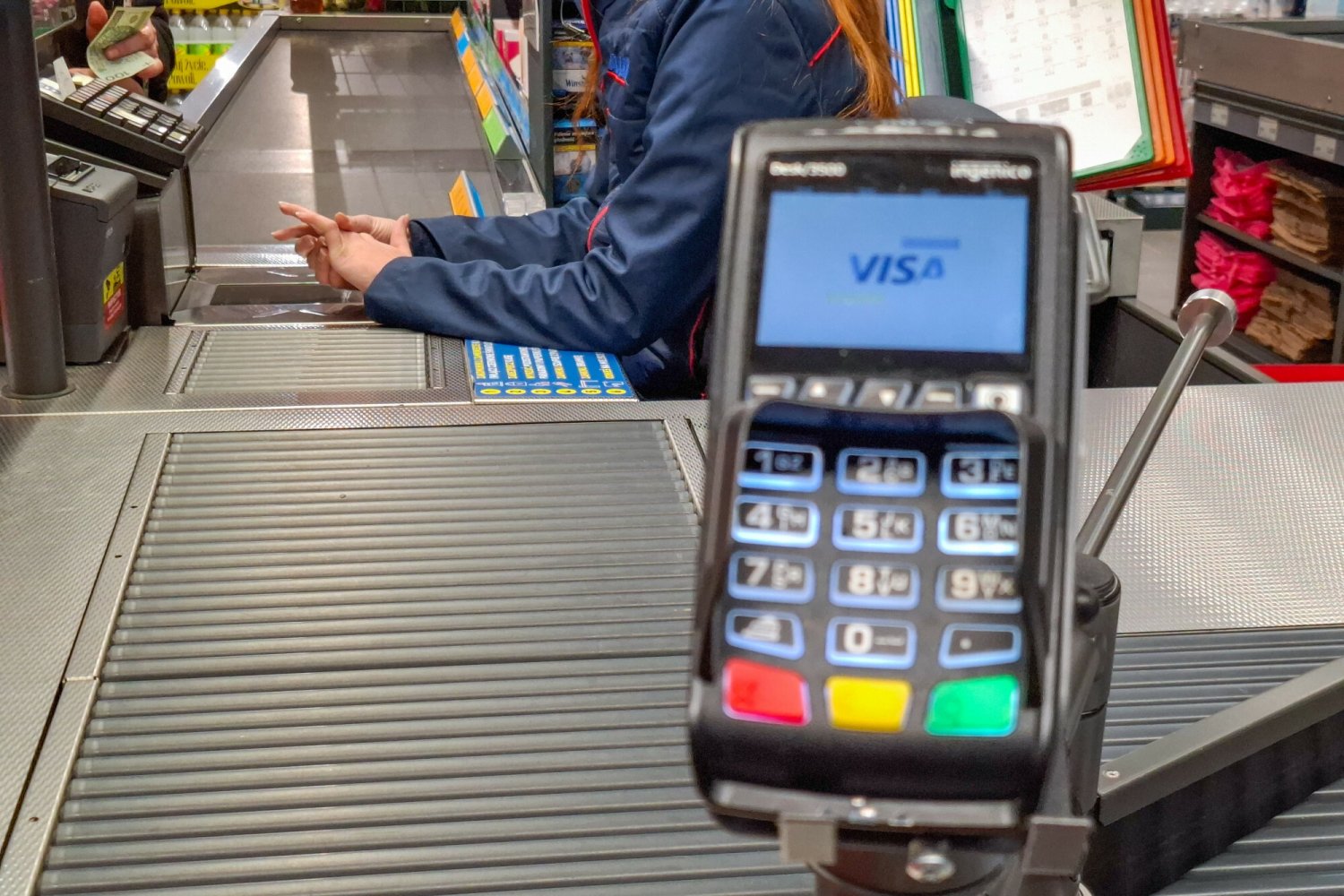 Sprzedawca nie chce wymienić uszkodzonego banknotu? Kto ma rację – on czy klient?