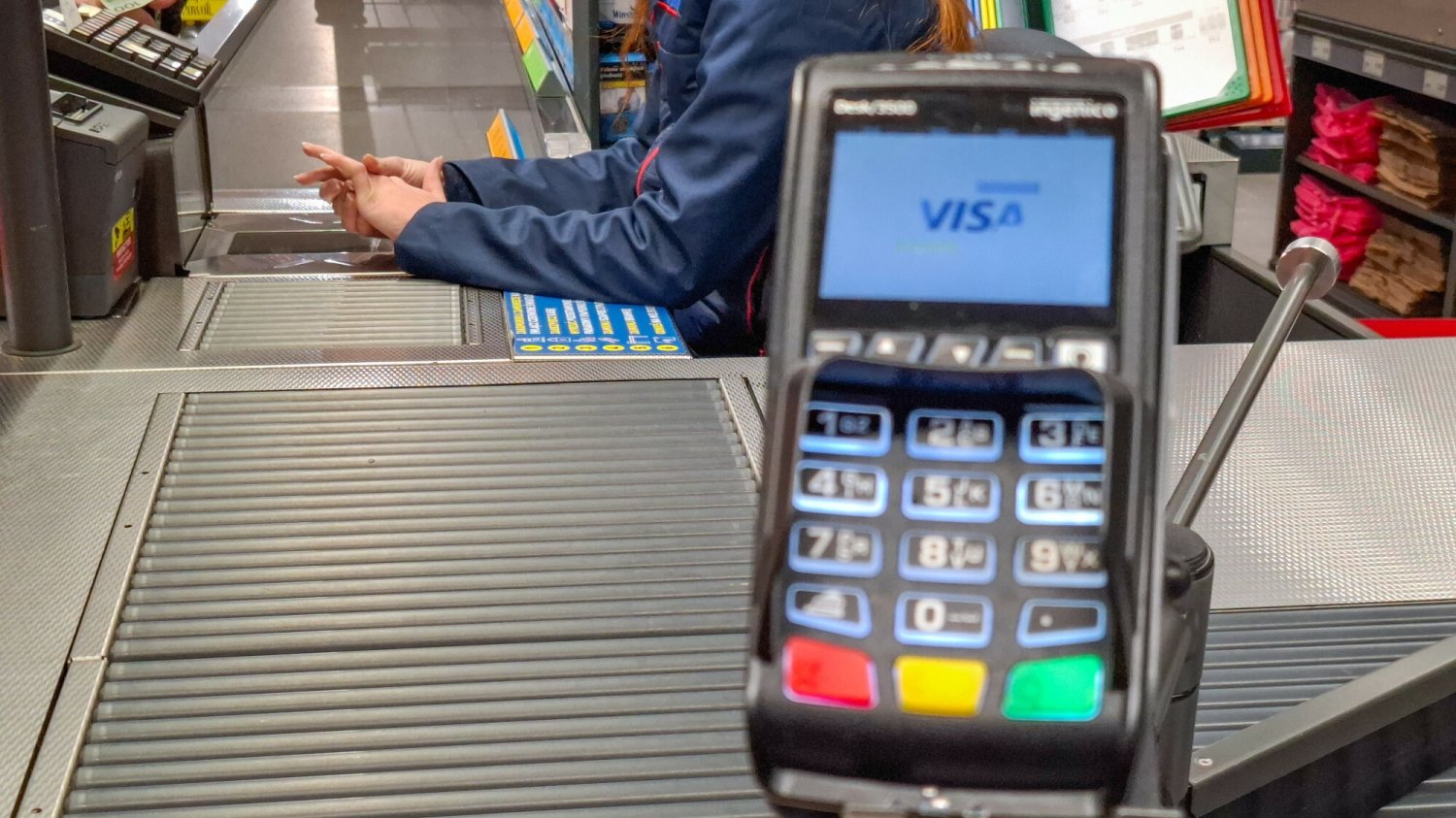 Sprzedawca nie chce wymienić uszkodzonego banknotu? Kto ma rację – on czy klient?