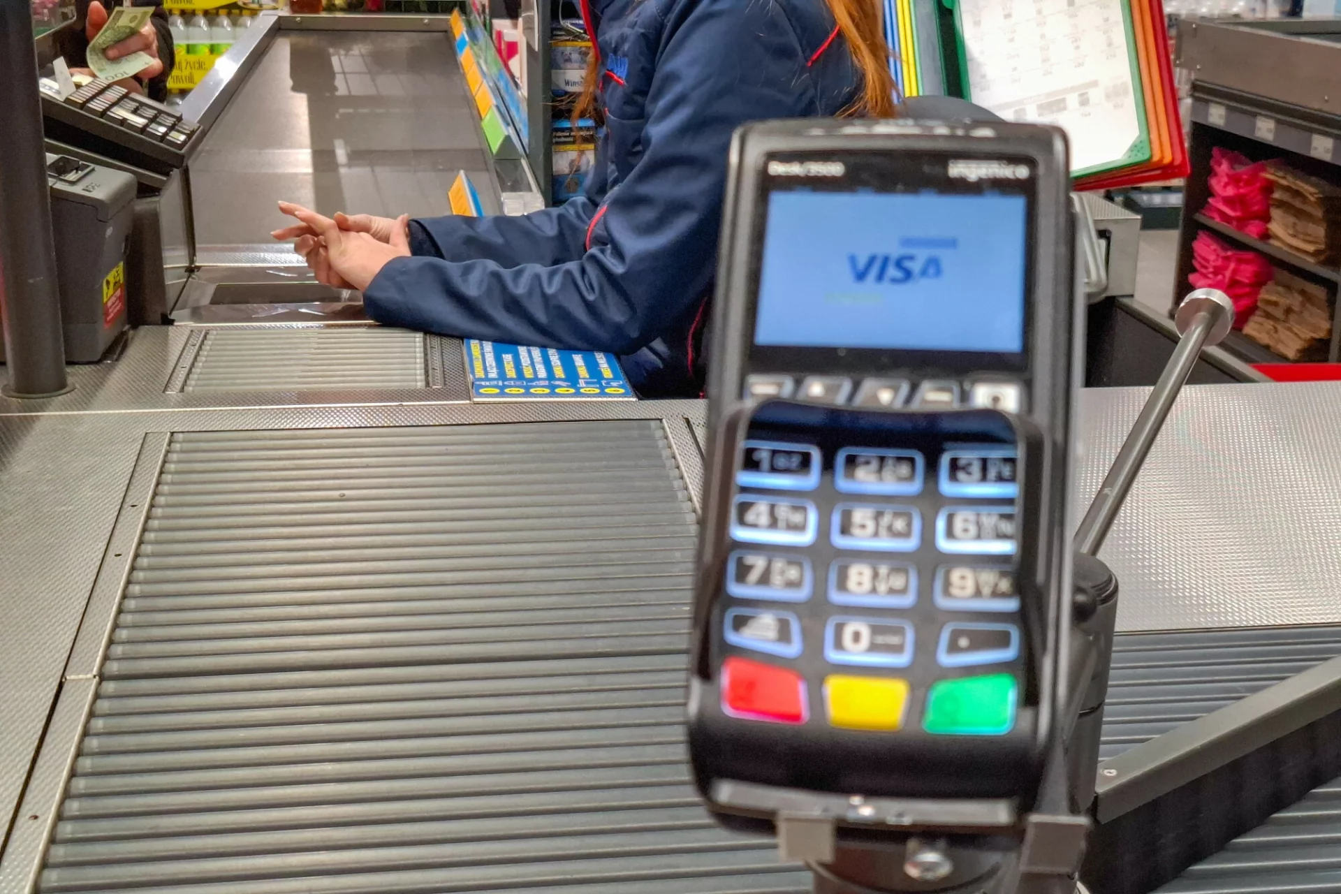 Sprzedawca nie chce wymienić uszkodzonego banknotu? Kto ma rację – on czy klient?