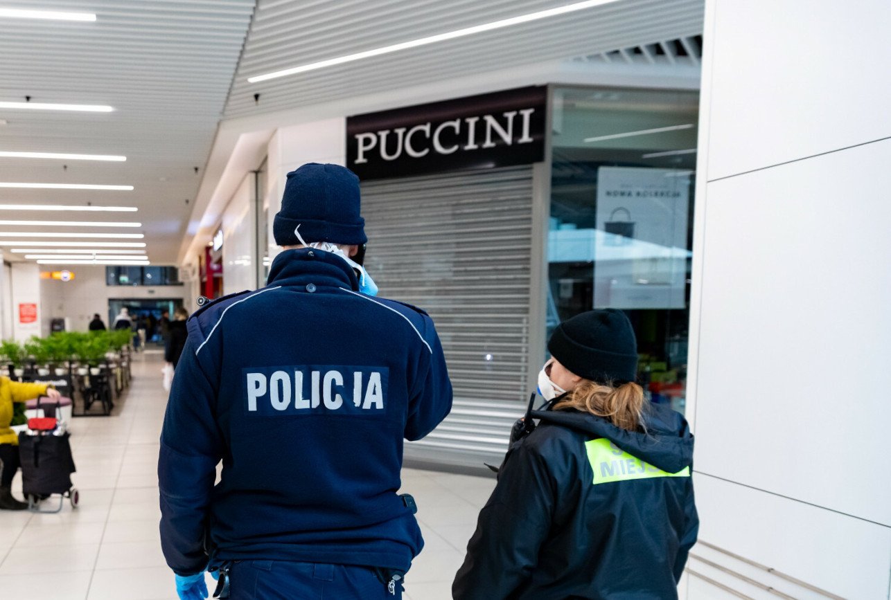Atak na policjantów w galerii handlowej w Opolu. 31-latek nie miał maseczki (fot. poglądowe).
