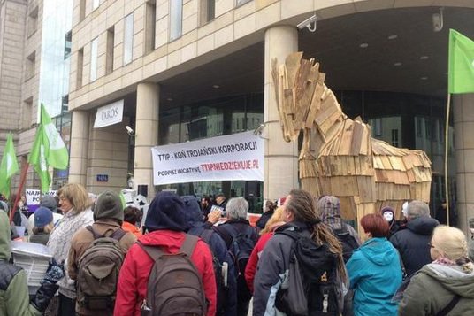 Protesty przeciwko porozumieniu TTIP w Warszawie. Mityczny koń trojański przed siedzibą Komisji Europejskiej.