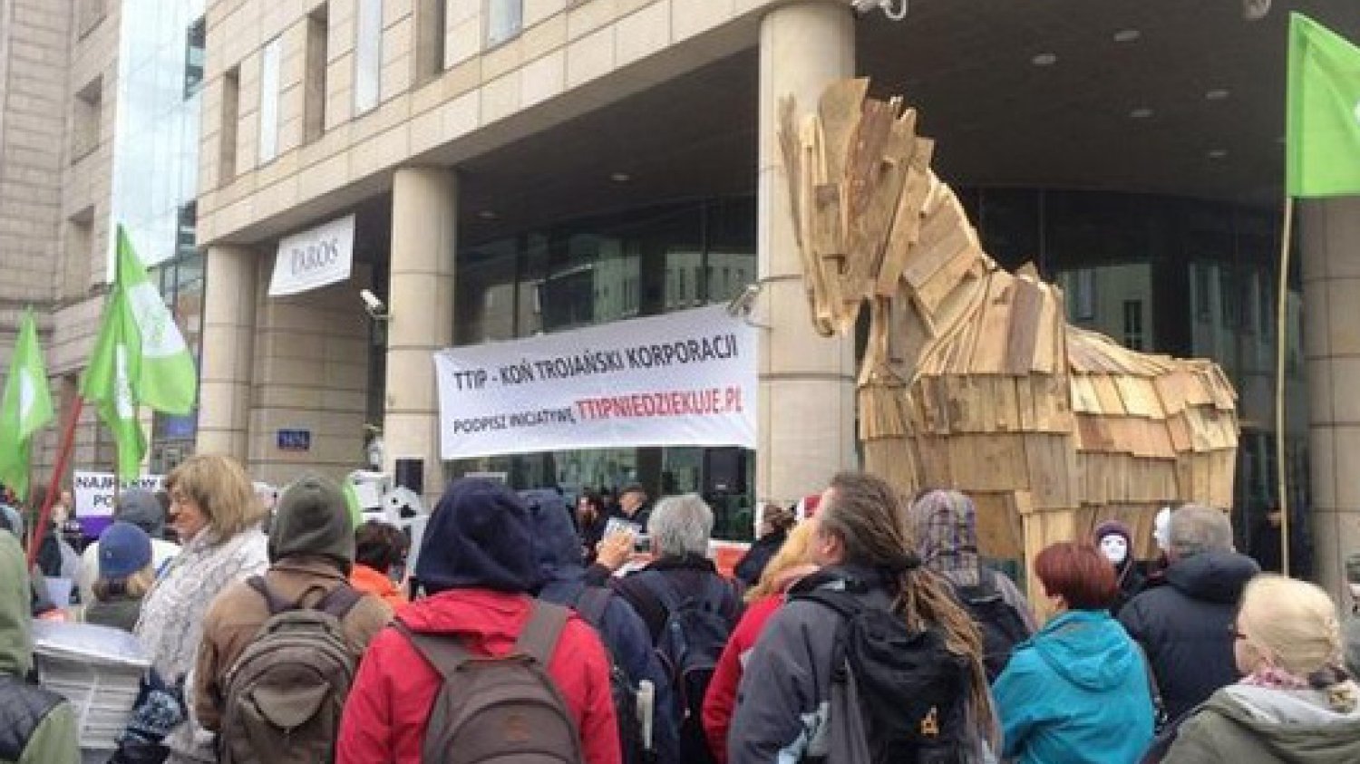 Protesty przeciwko porozumieniu TTIP w Warszawie. Mityczny koń trojański przed siedzibą Komisji Europejskiej.