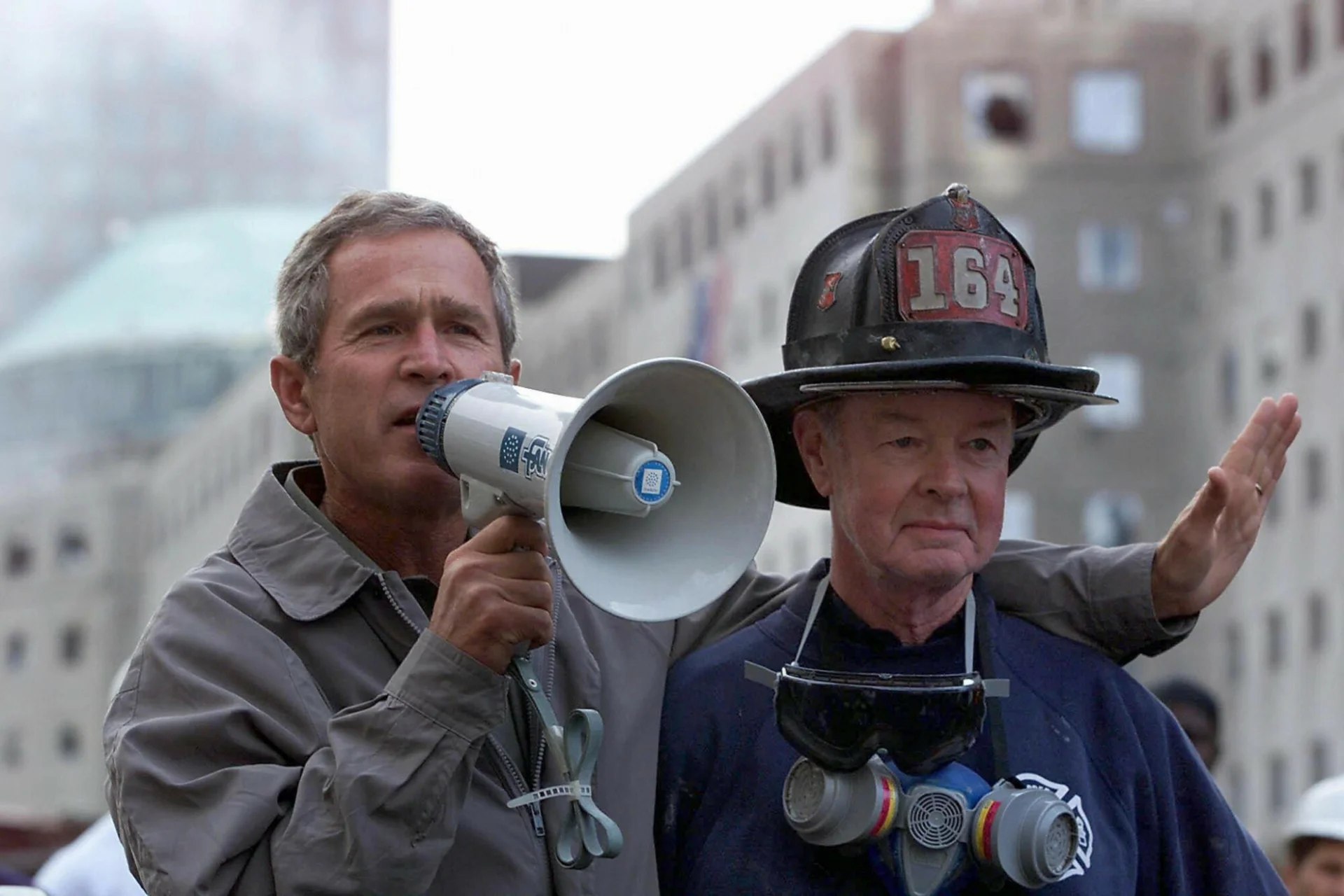 George Bush przemawia do osób porządkujących miejsce zamachu