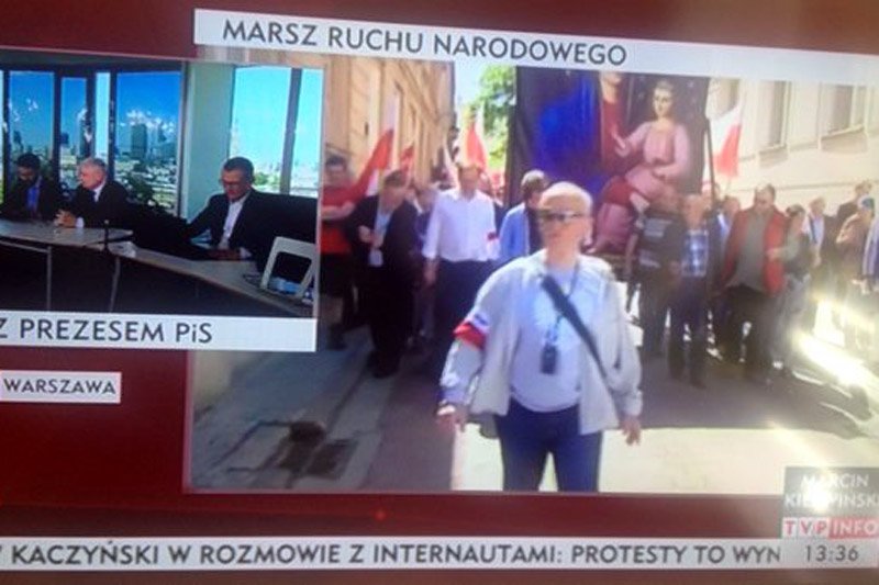 Zamiast relacji z marszu opozycji TVP Info pokazywało, jak Jarosław Kaczyński czatuje w internecie i donosiło o małym marszu narodowców. Później pokazano jeszcze relację w wydarzenia drobiarskiego...