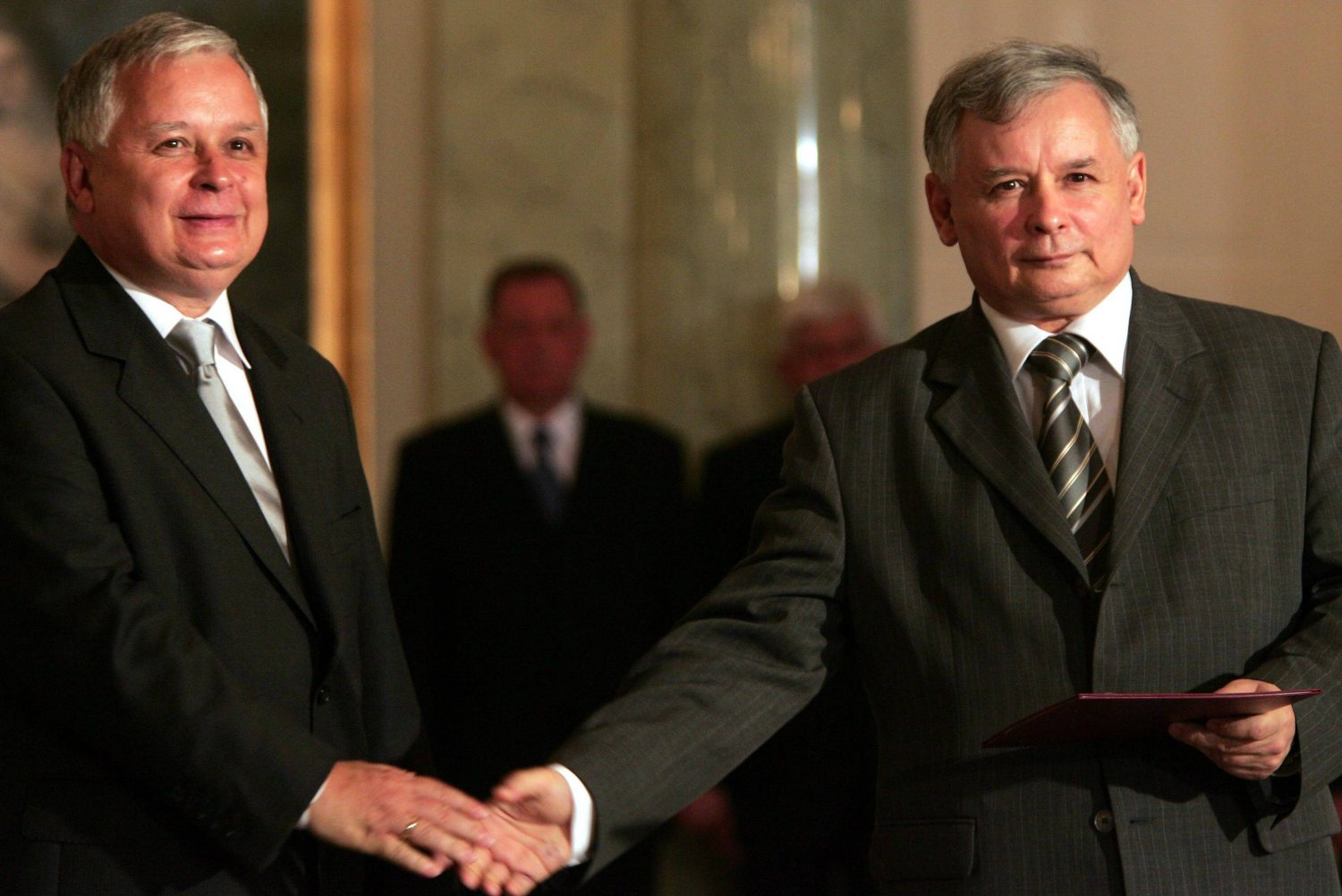 Bracia Kaczyńscy otrzymali nagrodę na gali z okazji 25-lecia "Gazety Polskiej"