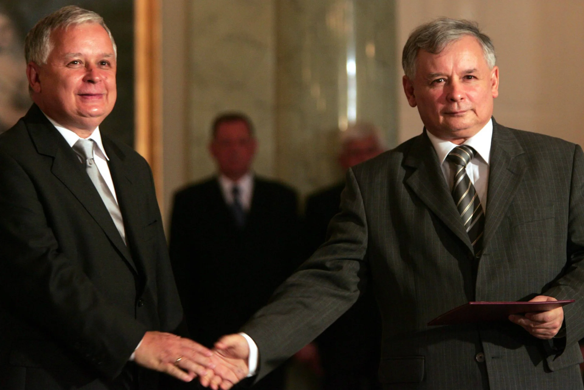 Bracia Kaczyńscy otrzymali nagrodę na gali z okazji 25-lecia "Gazety Polskiej"