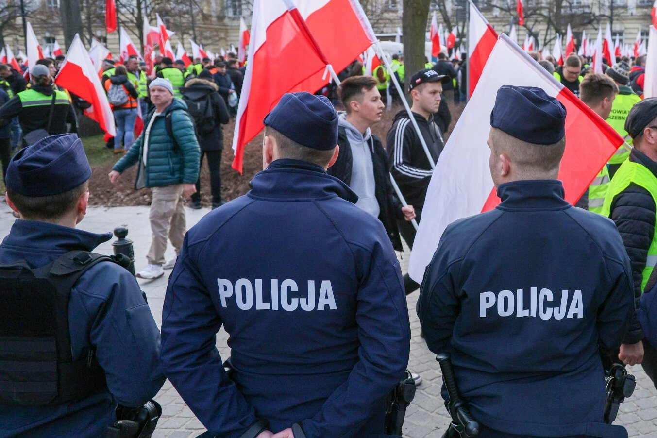 Policjant rzucał czymś w rolników. Szef MSWiA: chce złożyć wyjaśnienia.