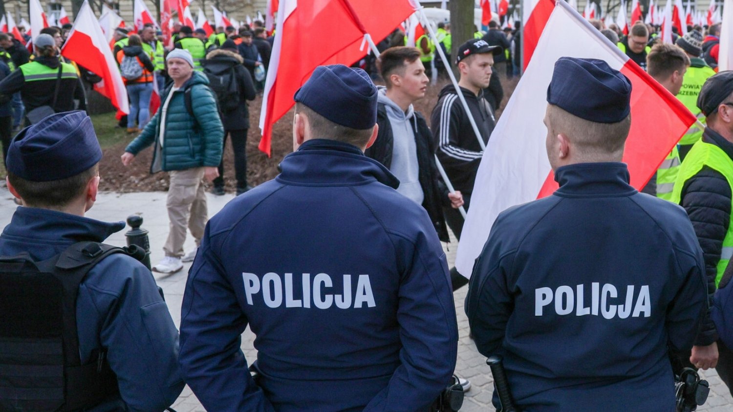 Policjant rzucał czymś w rolników. Szef MSWiA: chce złożyć wyjaśnienia.