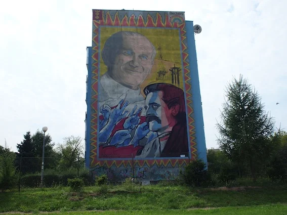 Ten mural początkowo miał przedstawiać samego Wałęsę. Ale budziło to kontrowersje, więc dla świętego spokoju domalowano papieża.