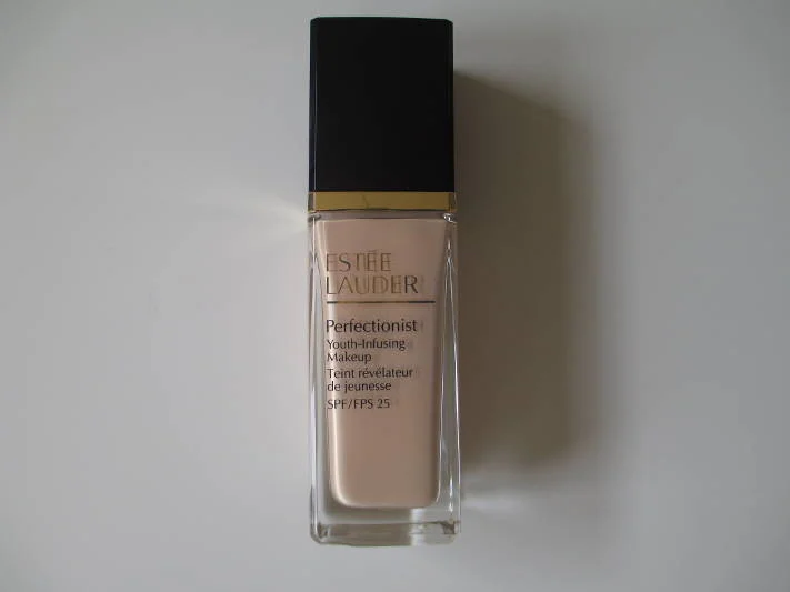Podkład Perfectionist Estee Lauder, kolor 1N1 Ivory Nude
