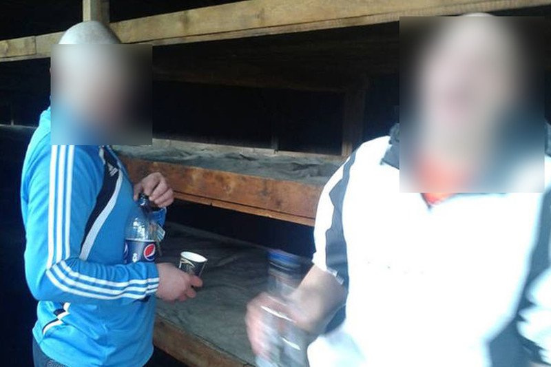 Wypili pół litra w muzeum na Majdanku. "Za ofiary"