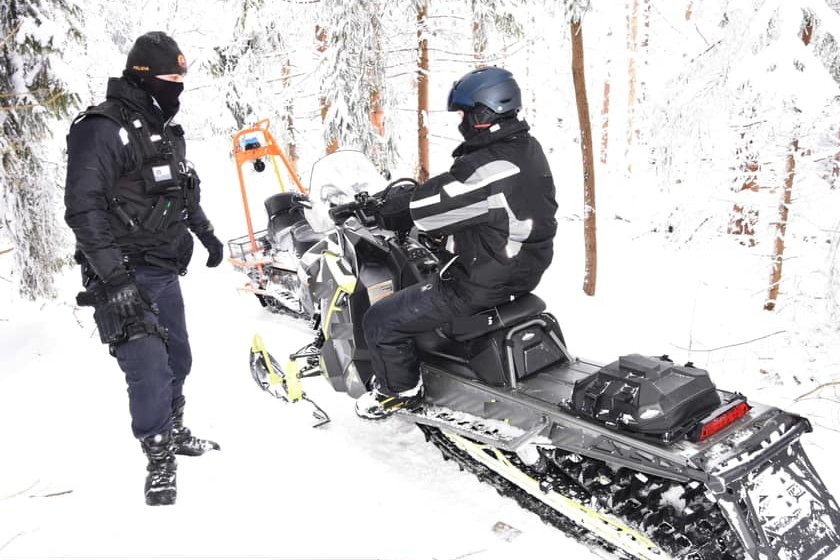 Słowaccy policjanci zatrzymali Polaków na skuterach śnieżnych w Parku Krajobrazowym