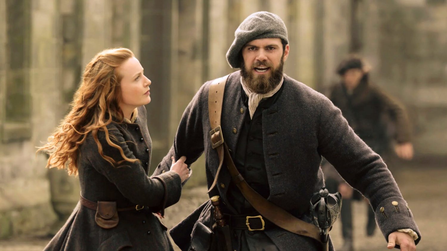 Kiedy 2. sezon serialu "Outlander: Krew z krwi"? Do Szkocji wrócimy bardzo szybko Harriet Slater i Sam Retford w serialu "Outlander: Krew z krwi"