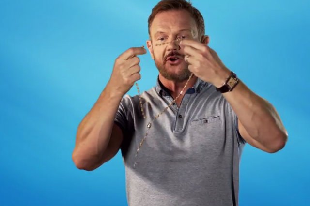 Cezary Pazura opowiedział na Twitterze o swoich drewnianych różańcach.