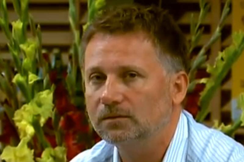 Andrzej Saramonowicz domaga się usunięcia grobów
"komunistycznych zbrodniarzy" z Alei Zasłużonych na warszawskich Powązkach.