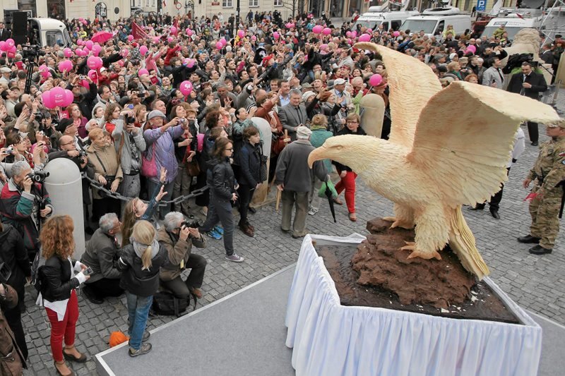 Orzeł od ponad miesiąca stoi przy ul. Myśliwieckiej.