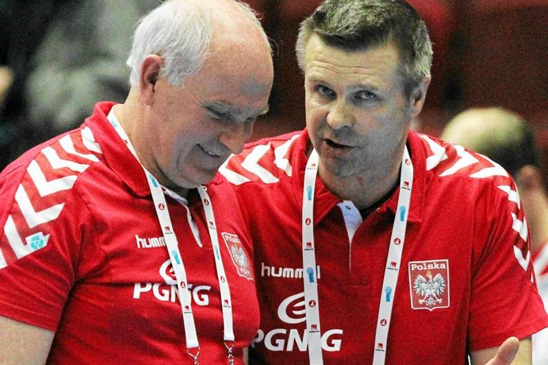 - Wiesz Daniel, ja za długo w tym siedzę, by wierzyć w to, że nikt się nie umówi, by nas wyeliminować - zdaje się mówić Bogdan Wenta do swojego asystenta.