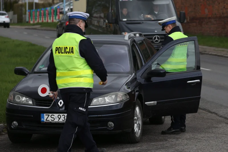 Podczas kontroli drogowej policjanci, jak i kierowcy muszą przestrzegać określonych zasad.