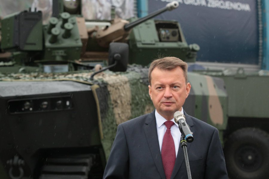 Wojsko pomoże policji w walce z epidemią koronawirusa. Poinformował o tym w komunikacie minister obrony narodowej Mariusz Błaszczak. Oddziały i pododdziały Sił Zbrojnych RP zostaną wysłane do pomocy policji w czasie epidemii koronawirusa.