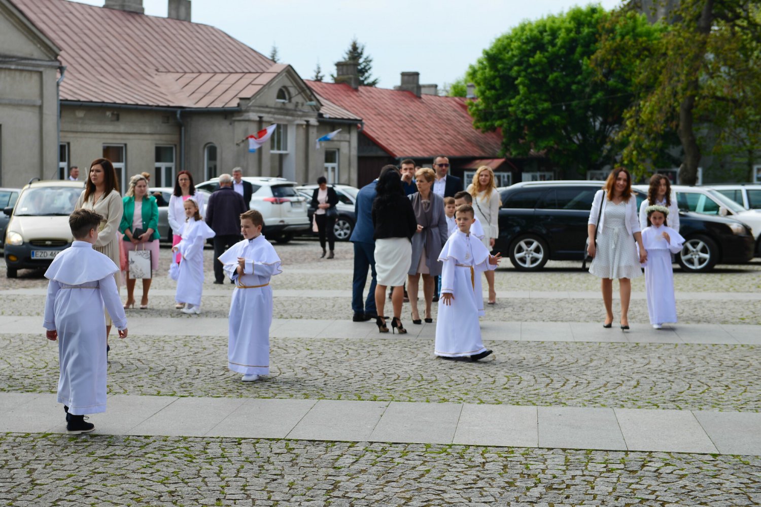 Skarbówka ma gorący okres przez donosy. Kontroluje auta, którymi goście przyjechali na komunie