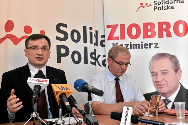 Zbigniew Ziobro (z lewej) oraz Kazimierz Ziobro (z prawej). Solidarna Polska pozywa "Gazetę Polską Codziennie", ponieważ uważa, że dziennik chciał oczernić jej kandydata na senatora