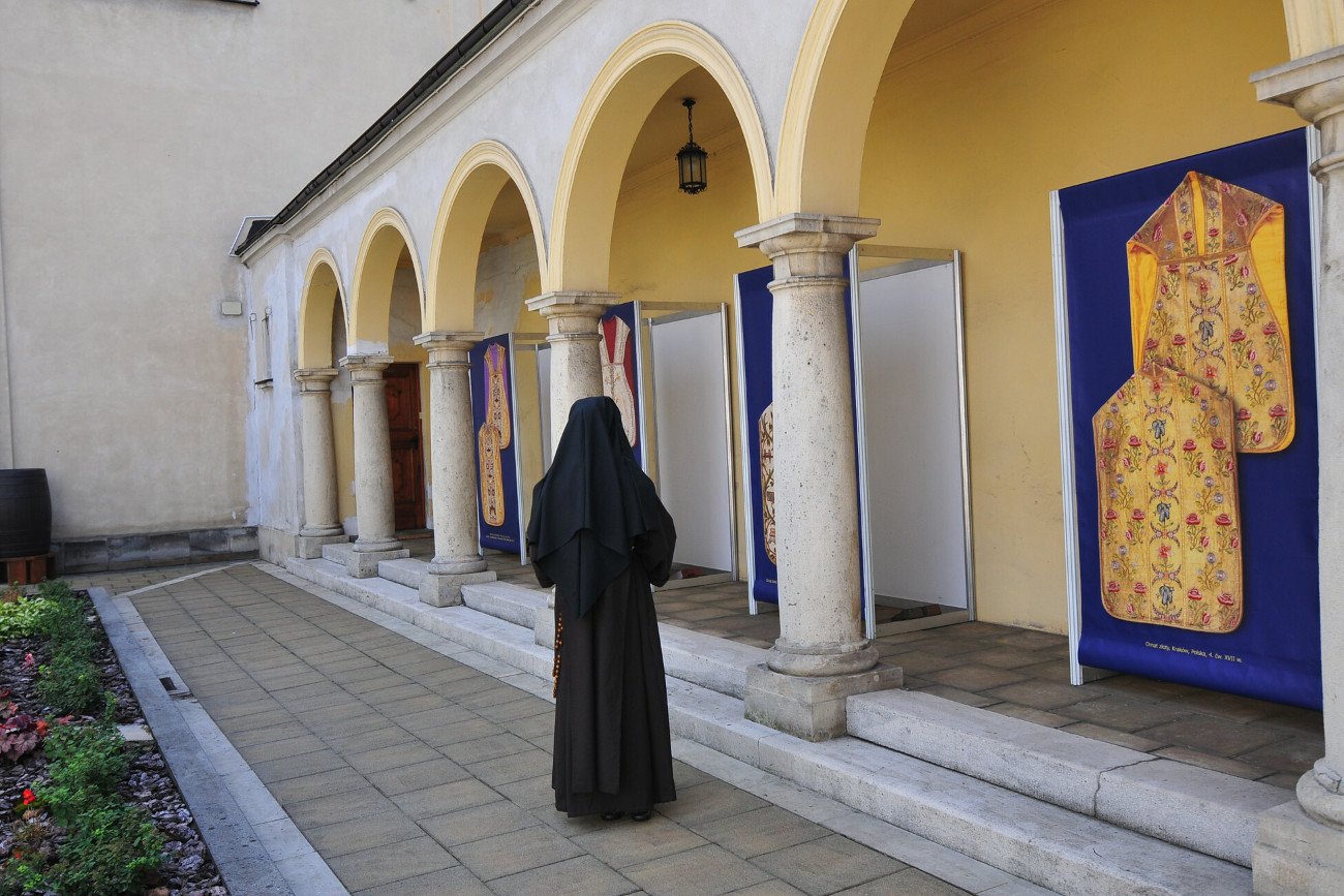 "Socjolodzy religii zwracają uwagę, że często surowy klasztorny reżim przyciąga kobiety wykształcone, intelektualistki" – podaje KAI.